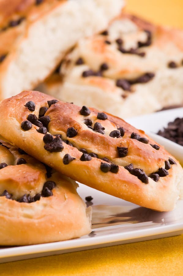 Panini della brioche di pepita di cioccolato. fotografie stock libere da diritti Panini della brioche di pepita di cioccolato. fotografie stock libere da diritti