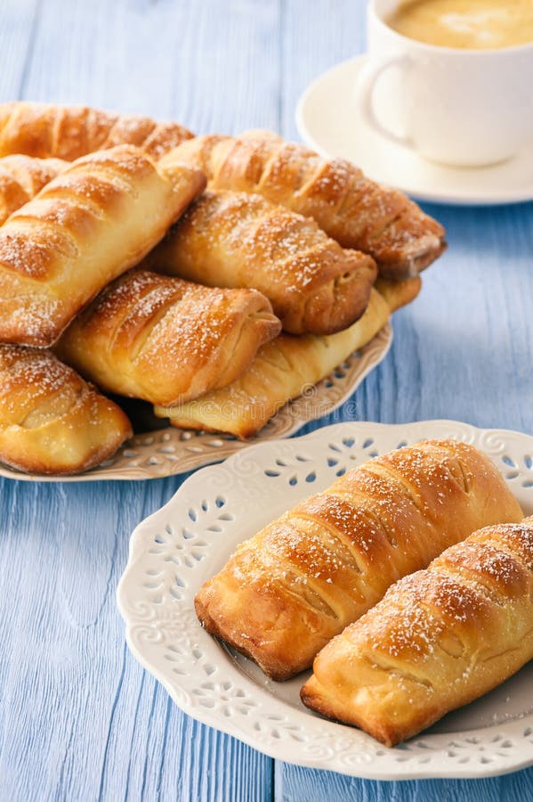 Panini dolci casalinghi con il materiale da otturazione crema della vaniglia fotografie stock libere da diritti Panini dolci casalinghi con il materiale da otturazione crema della vaniglia fotografie stock libere da diritti