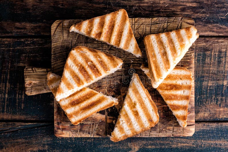 Panini tostato del panino con il prosciutto ed il formaggio immagine stock libera da diritti Panini tostato del panino con il prosciutto ed il formaggio immagine stock libera da diritti