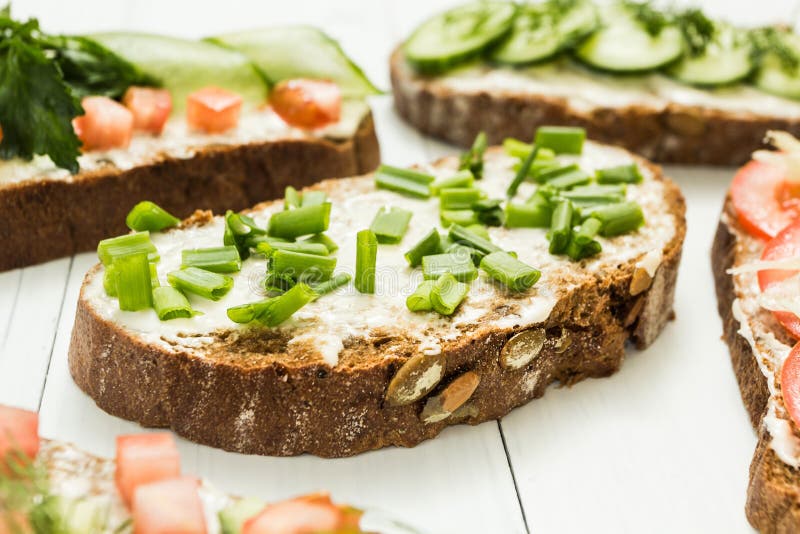 Panini vegetariani dell'aperitivo su una tavola bianca fotografie stock libere da diritti Panini vegetariani dell'aperitivo su una tavola bianca fotografie stock libere da diritti