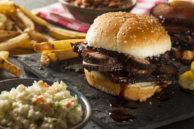 Panino affumicato del petto del barbecue fotografie stock Panino affumicato del petto del barbecue fotografie stock