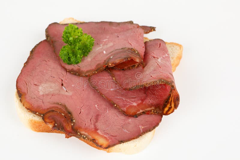Panino con arrosto di manzo affettato fotografia stock libera da diritti Panino con arrosto di manzo affettato fotografia stock libera da diritti
