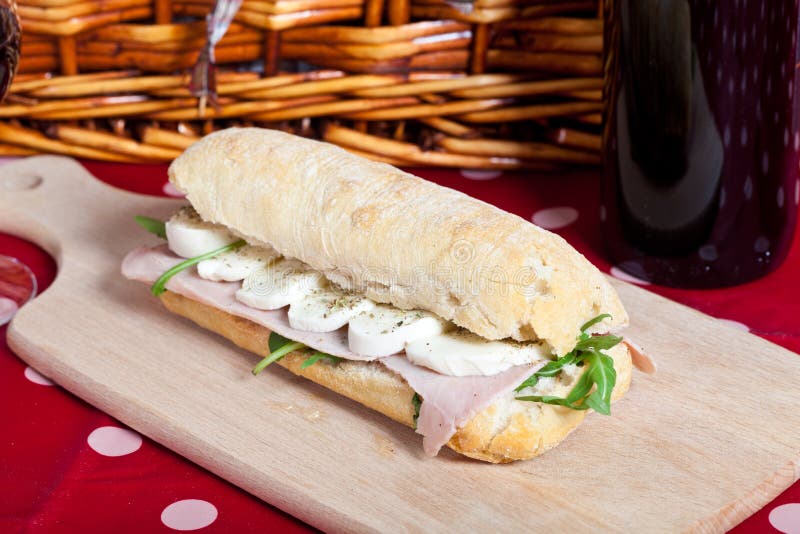 Panino Con Il Prosciutto E La Mozzarella Fotografia Stock Immagine di