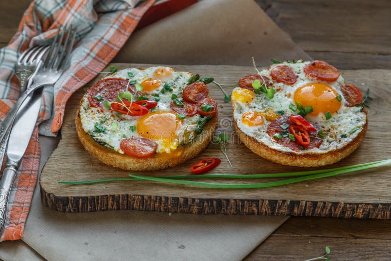Panino con l'uovo ed il pomodoro, breakfst sano immagine stock libera da diritti Panino con l'uovo ed il pomodoro, breakfst sano immagine stock libera da diritti