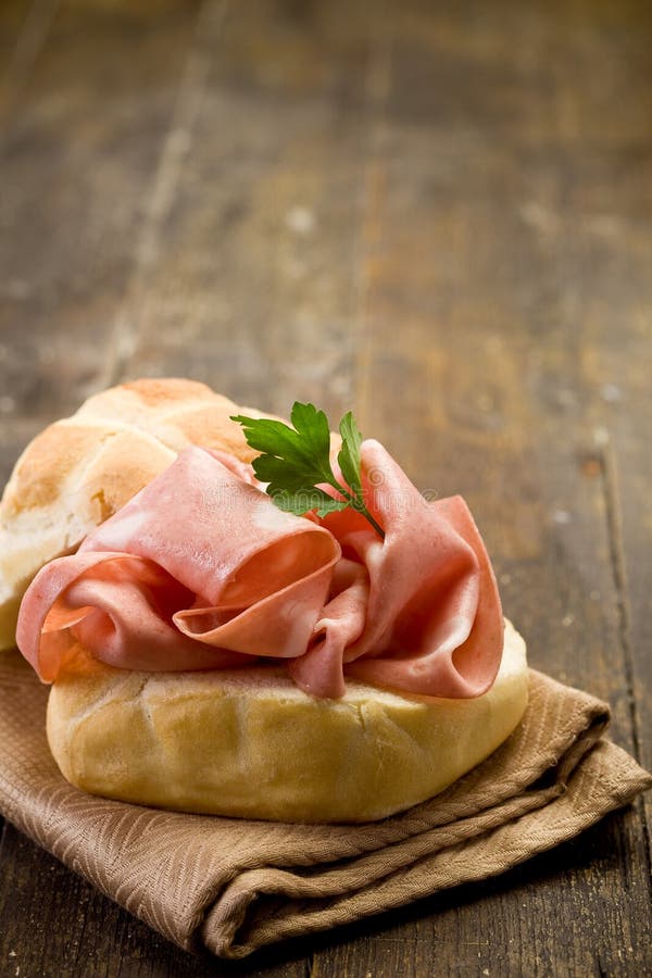 Panino Con Mortadella E Pepe Rossi Fotografia Stock Immagine di