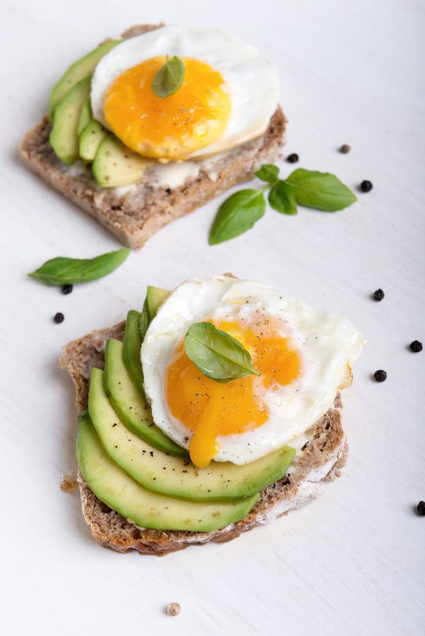 Panino Con Le Fette Ed Il Basilico Di Avocado Fotografia ...