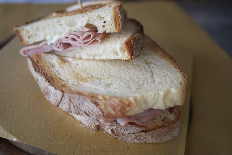 Panino con mortadella immagine stock. Immagine di affettato 107997627