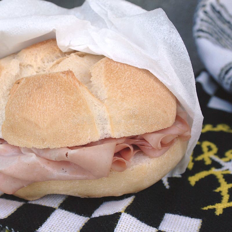 Panino con mortadella immagine stock. Immagine di affettato 107997627