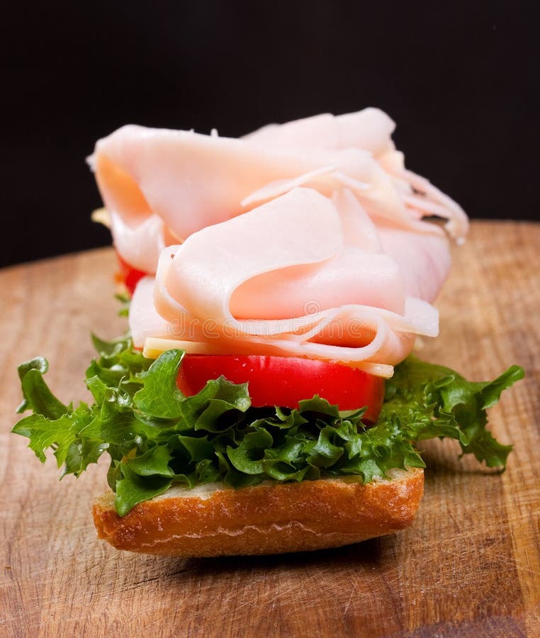 Grande Panino Con Pancetta Affumicata E Le Verdure Fotografia Stock