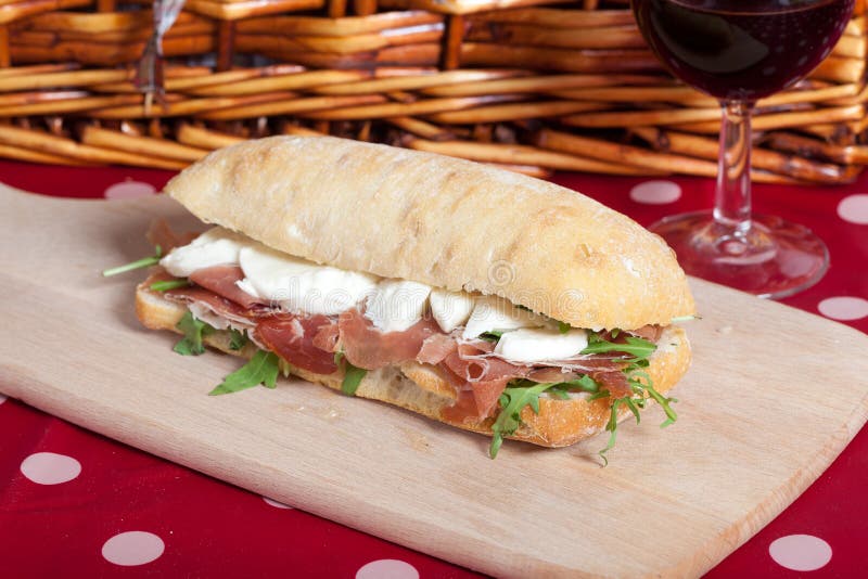 Panino Con Il Prosciutto E La Mozzarella Fotografia Stock Immagine di