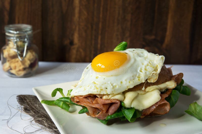 Panino della prima colazione, signora del croque con l'uovo fritto con il prosciutto e me immagini stock libere da diritti Panino della prima colazione, signora del croque con l'uovo fritto con il prosciutto e me immagini stock libere da diritti