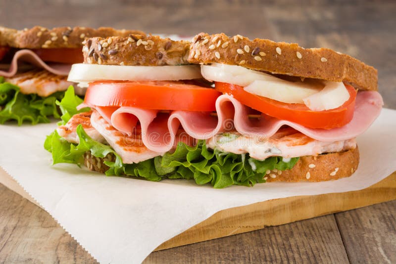 Panino della verdura e del pollo fotografia stock Panino della verdura e del pollo fotografia stock