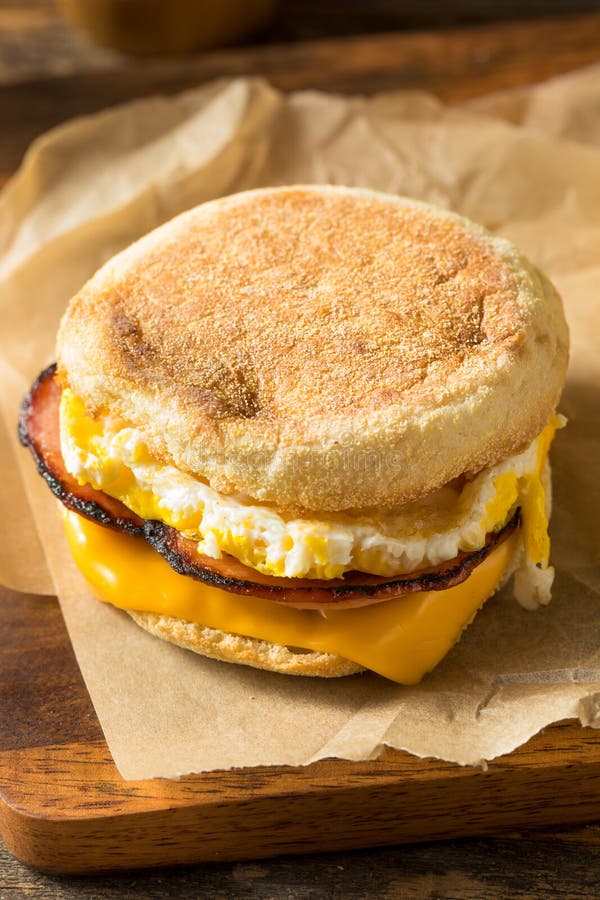 Panino di muffin inglese con uova fatte in casa fotografia stock libera da diritti