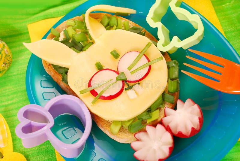 Panino di Pasqua per il bambino fotografia stock Panino di Pasqua per il bambino fotografia stock