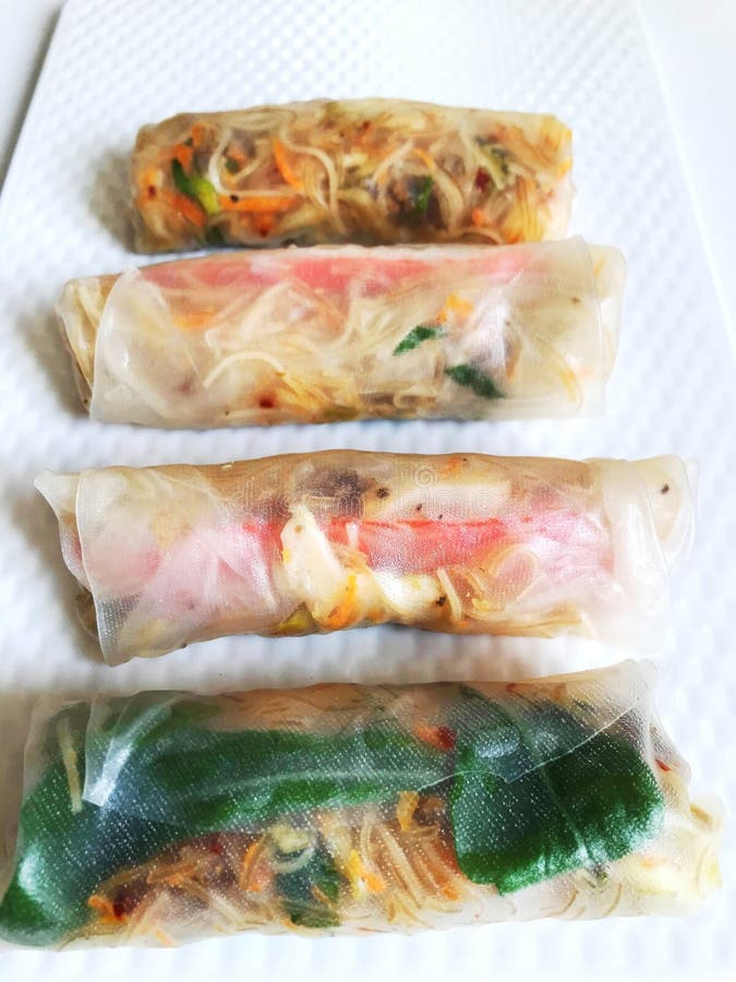 Panino di primavera fresco con gamberetti e salsa per immersione in vietnam.