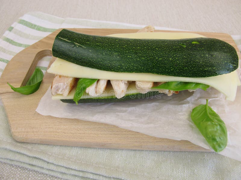 Panino di verdure senza pane con lo zucchini, il formaggio ed il pollo fotografia stock libera da diritti Panino di verdure senza pane con lo zucchini, il formaggio ed il pollo fotografia stock libera da diritti