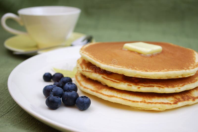 Pfannkuchen Mit Blaubeeren Und Butter Stockbild - Bild von bratpfanne ...