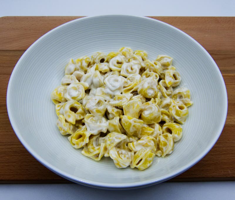Panna alla Tortellini σε ένα άσπρο πιάτο, ιταλικά ζυμαρικά στοκ φωτογραφία με δικαίωμα ελεύθερης χρήσης