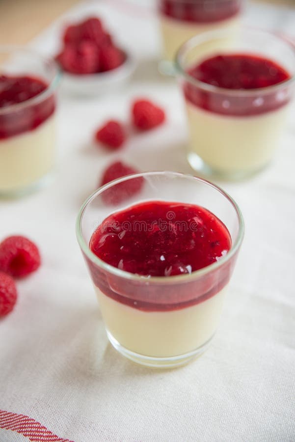 Panna cotta con le bacche fresche fotografie stock libere da diritti Panna cotta con le bacche fresche fotografie stock libere da diritti