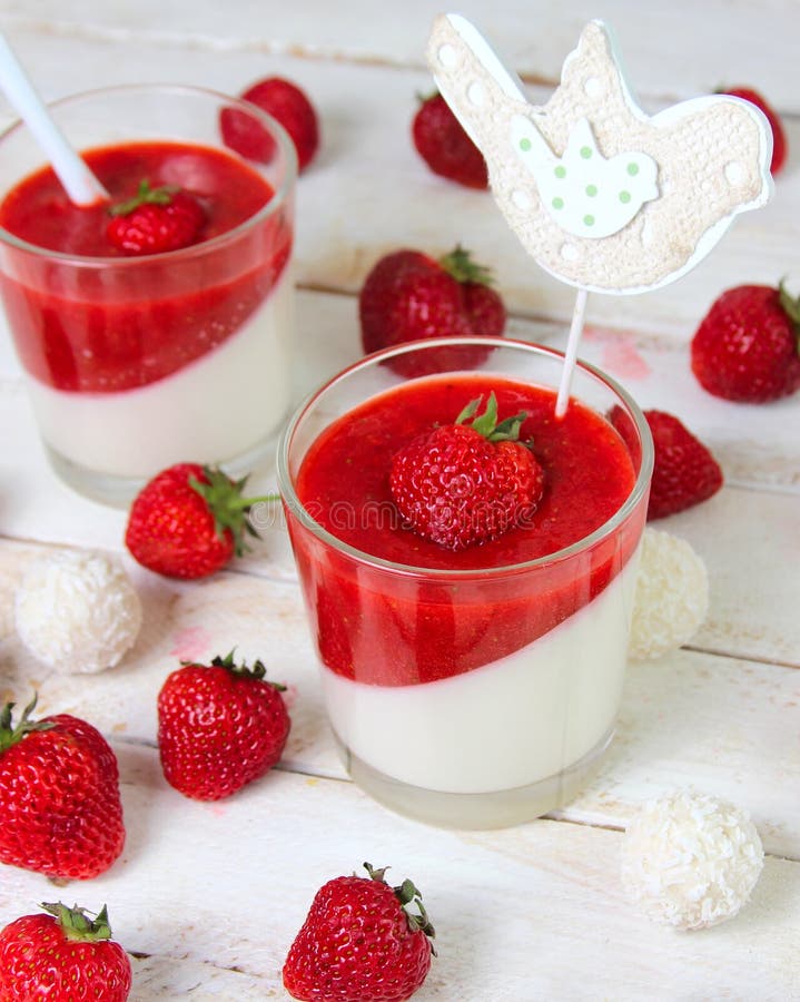 Panna Cotta Del Dessert Del Latte Con Le Fragole Immagine Stock
