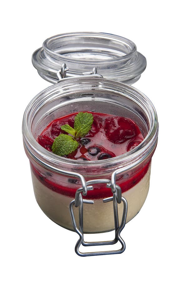 Panna cotta di dessert con bacche fresche in vaso di vetro Su fondo bianco immagini stock Panna cotta di dessert con bacche fresche in vaso di vetro Su fondo bianco immagini stock