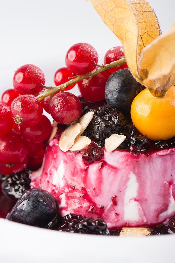 Panna Cotta mit Beerenobstsoße, Nahaufnahme stockfoto Panna Cotta mit Beerenobstsoße, Nahaufnahme stockfoto