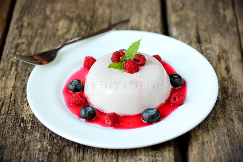 Panna-Cotta Mit Frischen Beeren Und Sirup Stockbild - Bild von cotta ...