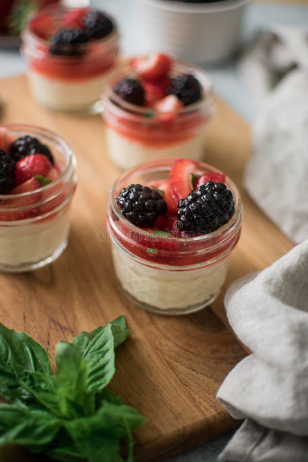 Panna cotta με μούρα στοκ εικόνες