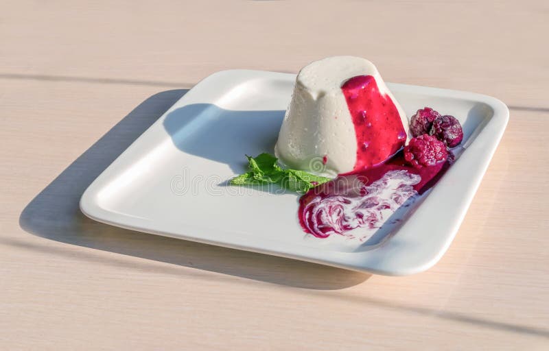 Panna cotta σε λευκή πλάκα σε ξύλινο τραπέζι στοκ φωτογραφία με δικαίωμα ελεύθερης χρήσης