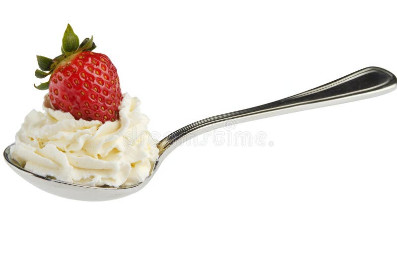 Panna montata a frusta liquido con fetta di fragola fresca su un cucchiaio isolato su bianco royalty illustrazione gratis