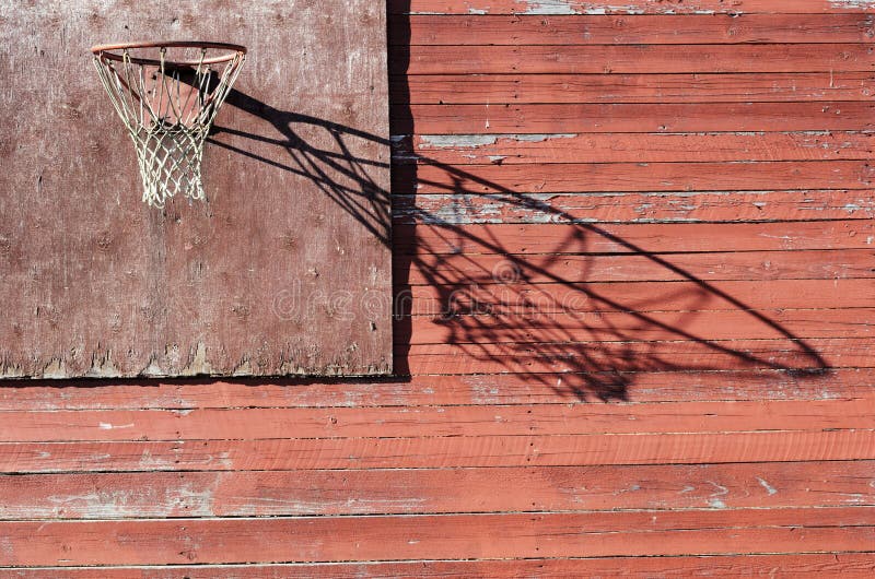 Panneau arrière et cercle de basket-ball rural extérieurs photos libres de droits Panneau arrière et cercle de basket-ball rural extérieurs photos libres de droits
