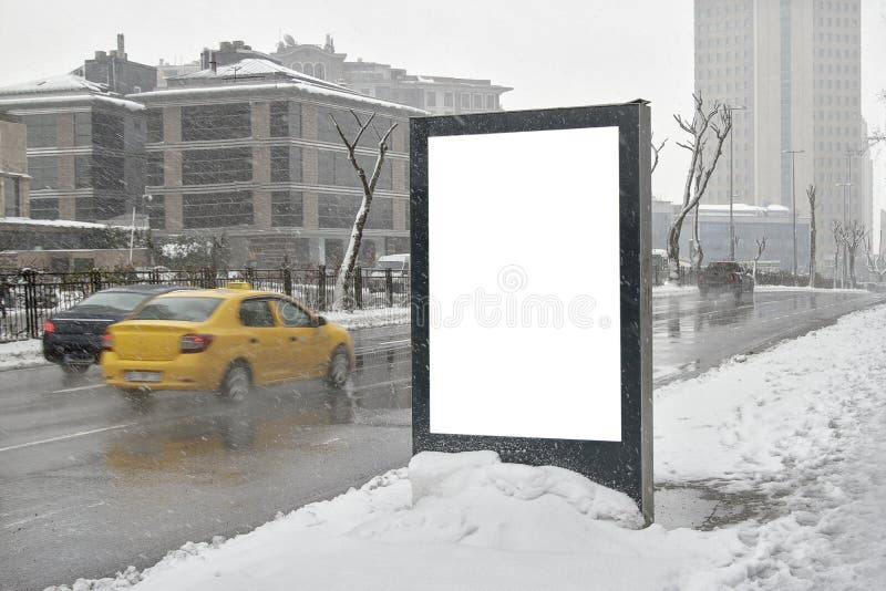 Panneau d'affichage sur la rue en hiver image libre de droits Panneau d'affichage sur la rue en hiver image libre de droits