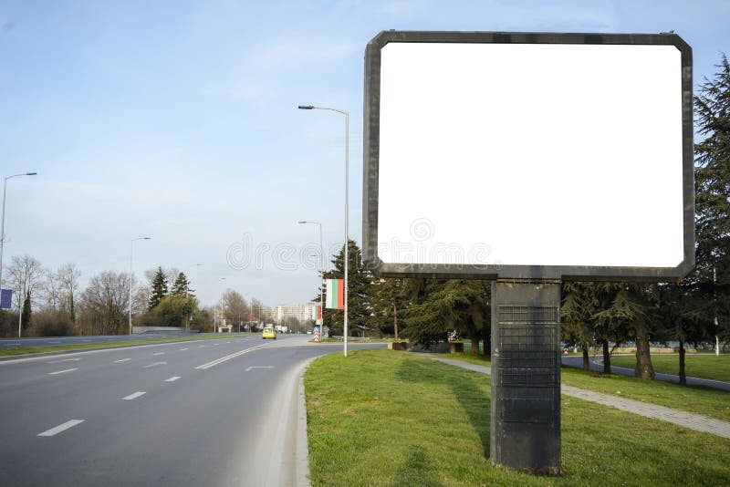 Panneau d'affichage vide dans le côté d'une route, d'une fourchette ou d'un carrefour avec b images libres de droits Panneau d'affichage vide dans le côté d'une route, d'une fourchette ou d'un carrefour avec b images libres de droits