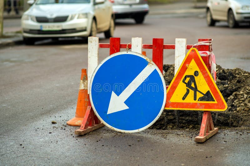 Panneau d'avertissement sur le site de la course sur route photos libres de droits