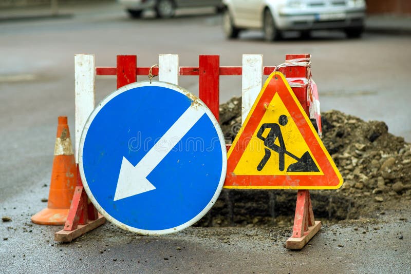 Panneau d'avertissement sur le site de la course sur route photo stock