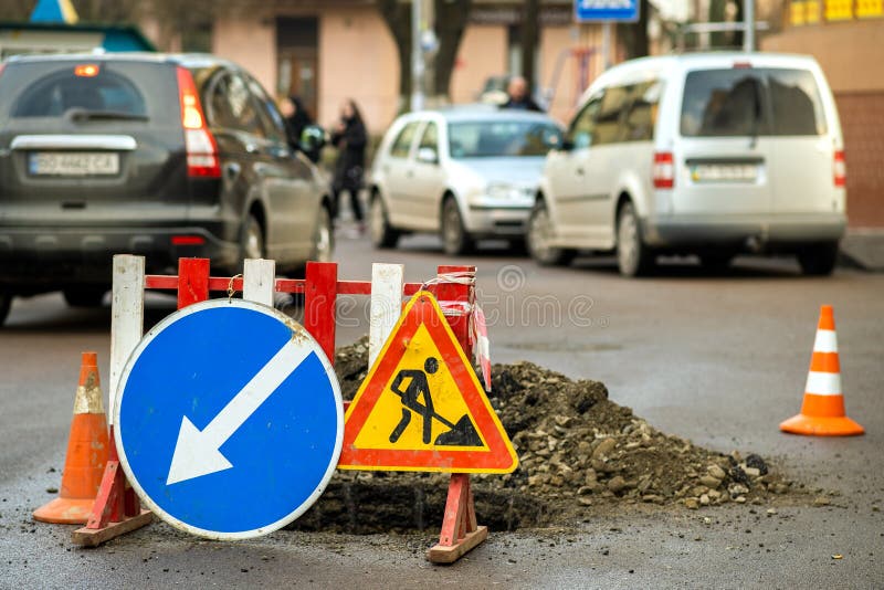 Panneau d'avertissement sur le site de la course sur route photo stock
