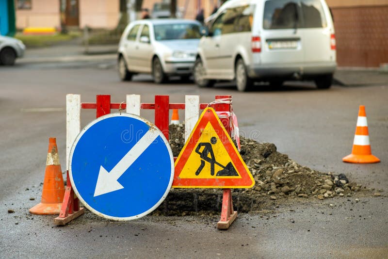 Panneau d'avertissement sur le site de la course sur route photos libres de droits