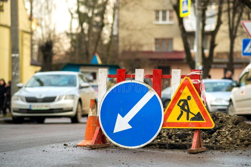 Panneau d'avertissement sur le site de la course sur route photo libre de droits