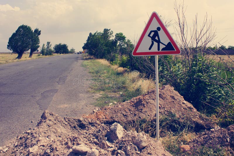 Panneau d'avertissement de travaux sur la route photos stock