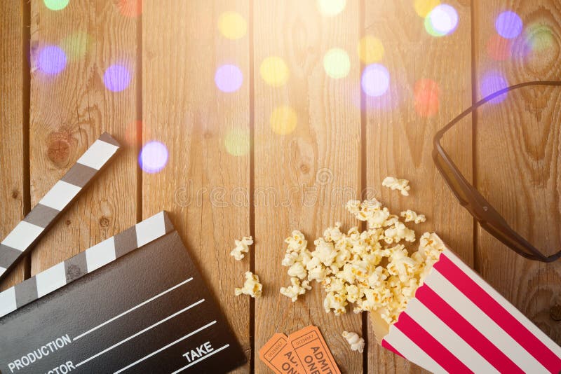 Panneau de clapet de film, verres 3d et maïs éclaté sur le fond en bois Concept de cinéma images libres de droits Panneau de clapet de film, verres 3d et maïs éclaté sur le fond en bois Concept de cinéma images libres de droits