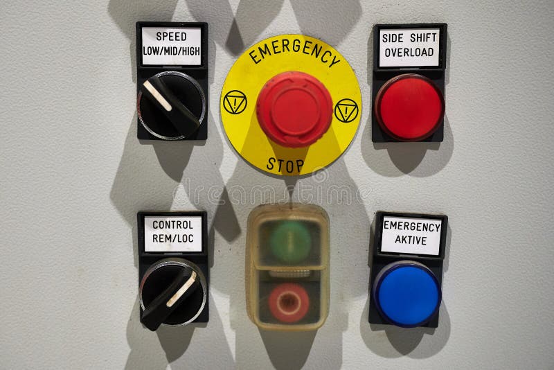 Panneau de configuration de commande numérique industriel avec des boutons et des signaux. Le poste central du côté d'arrêt d'urge photographie stock libre de droits
