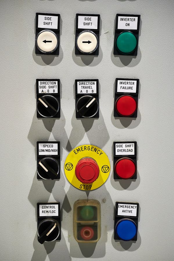 Panneau de configuration de commande numérique industriel avec des boutons et des signaux. Le poste central du côté d'arrêt d'urge images libres de droits