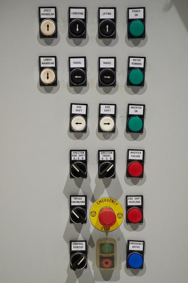 Panneau de configuration de commande numérique industriel avec des boutons et des signaux. Le poste central du côté d'arrêt d'urge photos stock