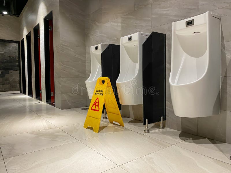 Urinoir Blanc Dans Les Toilettes Publiques Hommes Avec Carrelage Mural  image libre de droit par subinpumsom © #198260962