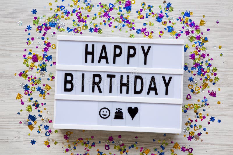 Panneau Moderne Avec Des Mots De Joyeux Anniversaire Partie De Decoration Sur Le Fond En Bois Blanc Vue Superieure Configura Photo Stock Image Du Anniversaire Moderne