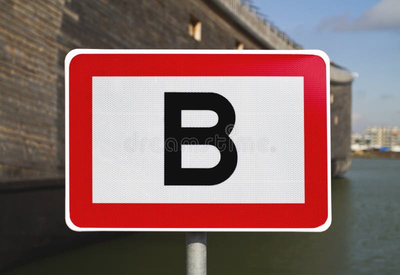 Panneau routier avec la lettre B photo stock Panneau routier avec la lettre B photo stock