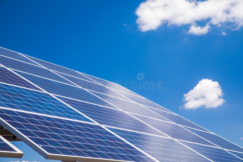 Panneau solaire avec la réflexion du ciel bleu images libres de droits Panneau solaire avec la réflexion du ciel bleu images libres de droits