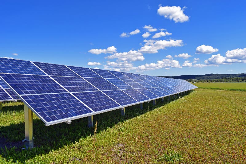 Rangée Des Panneaux à énergie Solaire Avec Le Beau Ciel Image stock