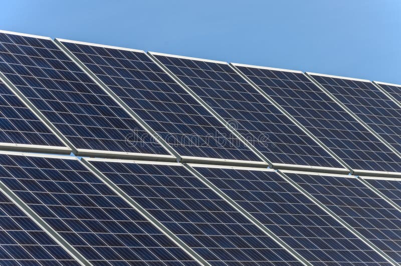 Panneau solaire sur le toit d'une maison contre le ciel bleu photographie stock libre de droits Panneau solaire sur le toit d'une maison contre le ciel bleu photographie stock libre de droits