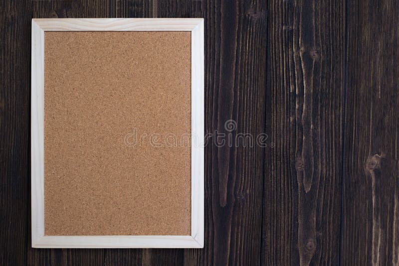 Panneau vide de liège avec le cadre en bois sur le bureau en bois, vue supérieure avec photos stock Panneau vide de liège avec le cadre en bois sur le bureau en bois, vue supérieure avec photos stock